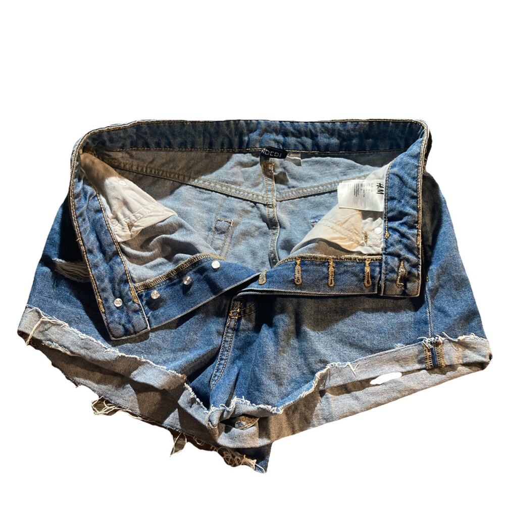 Divided by H&M Women's Denim Shorts Raw Hem Distressed Button Fly Size 6 - Picture 4 of 7
